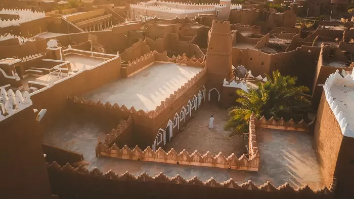 [784 -2802] هل المسافة بين الرياض والخرج تعد سفرا فيجوز قصر الصلاة والفطر في رمضان؟