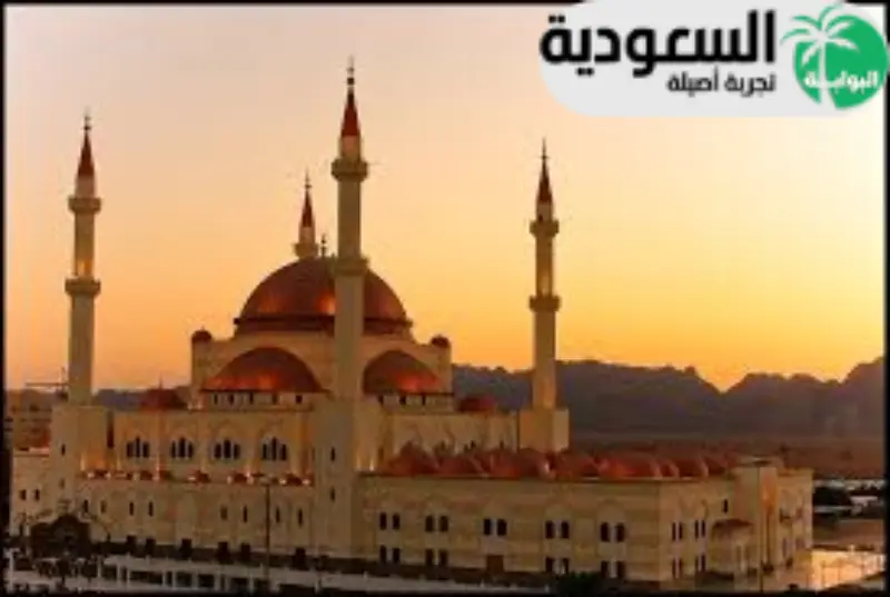 يتكون المسجد من ثلاثة أجزاء متميزة