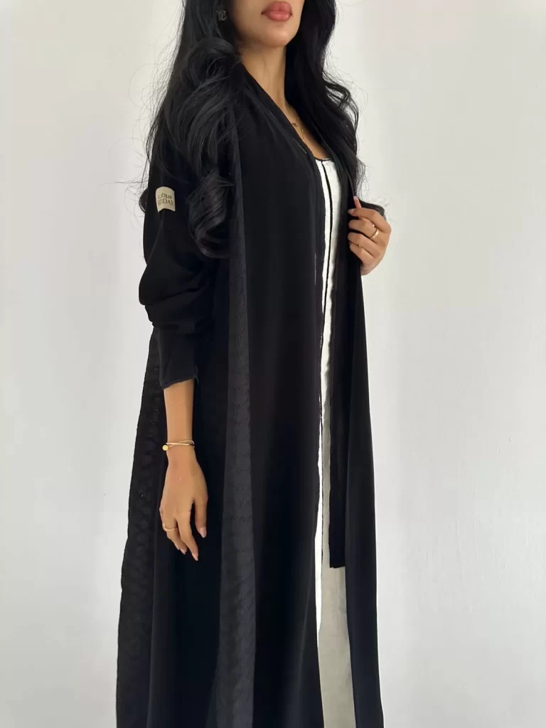 العباية السوداء