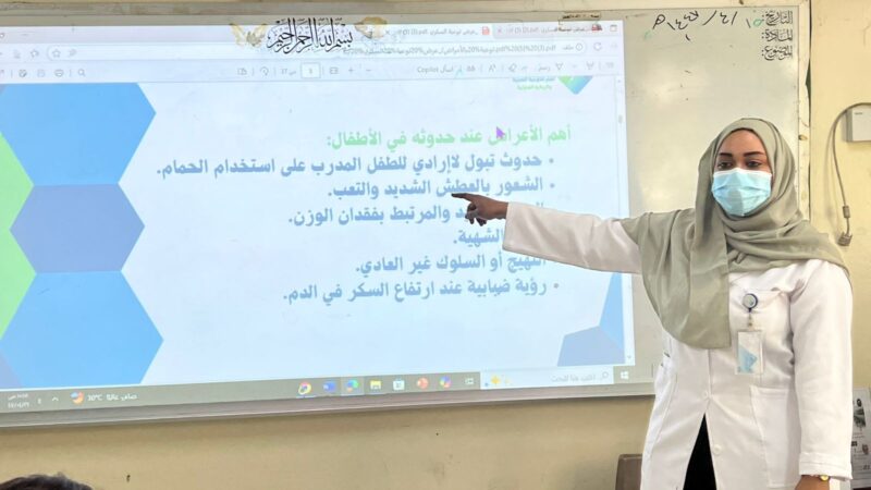 جمعية “لهم” تستهدف توعية طالبات المدرسة الابتدائية 34 للبنات بالرياض حول الرعاية الصحية.