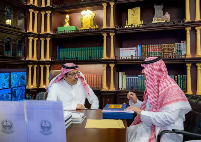 أمير الباحة يطّلع على تقارير عن سير العمل في محافظة المندق وفعاليات صيف 2025