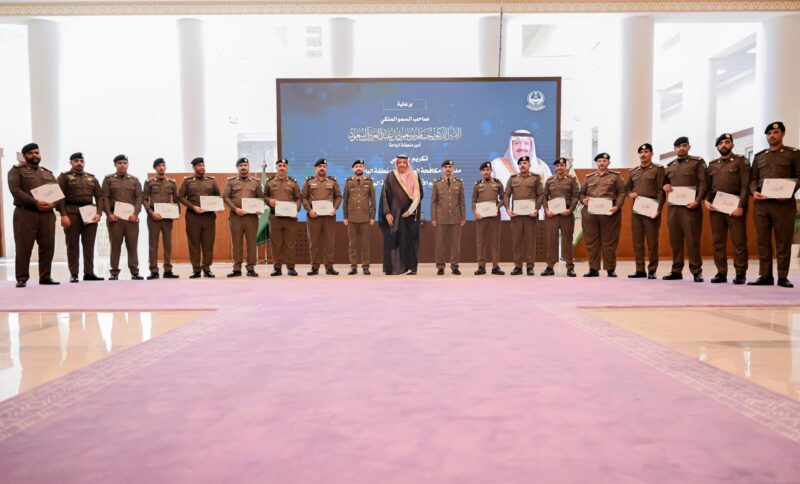 أمير الباحة يكرّم عدداً من منسوبي مكافحة المخدرات نظير جهودهم الأمنية