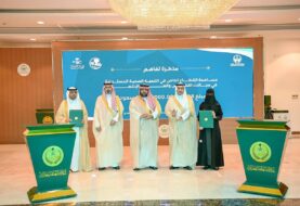 بالصور .. أمير جازان يتسلّم شهادة اعتماد محافظة العارضة «مدينة صحية»