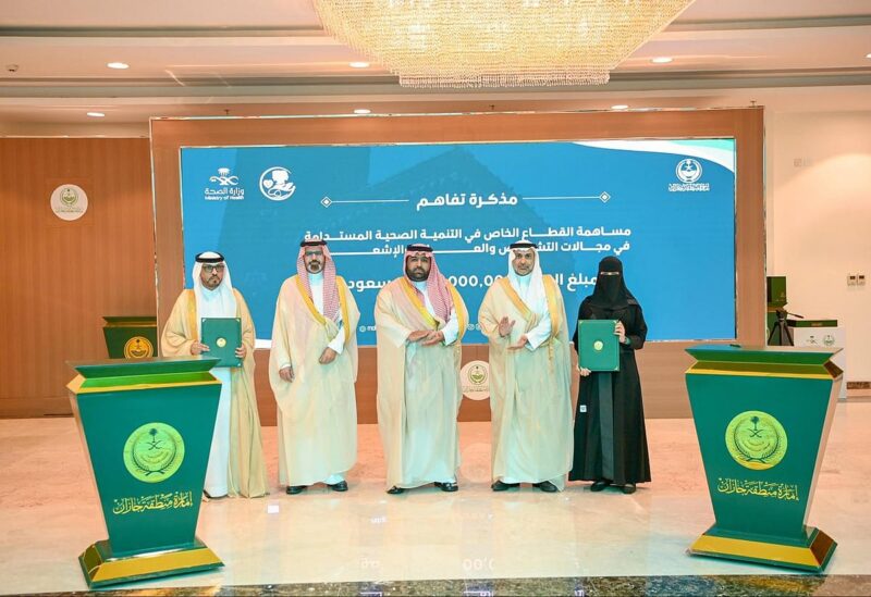 بالصور .. أمير جازان يتسلّم شهادة اعتماد محافظة العارضة «مدينة صحية»