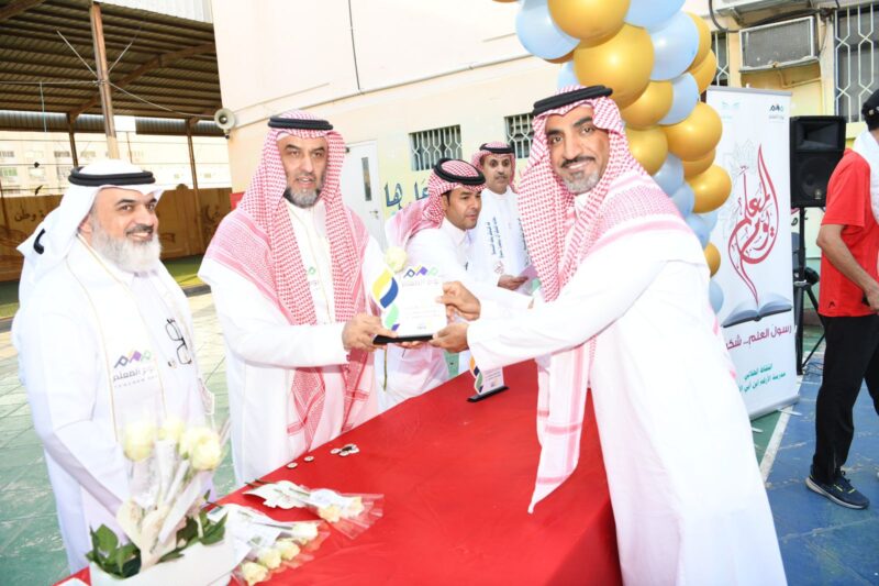 استقبلتهم باقات الورد ودروع التقدير وشهادات الشكر…تعليم “مكة” يحتفي بـ 40 ألف معلم ومعلمة في اليوم العالمي للمعلم 2025م