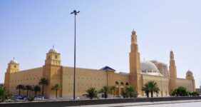 كم مساحة مسجد الراجحي في الرياض؟