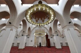 أين يقع مسجد القبلتين؟