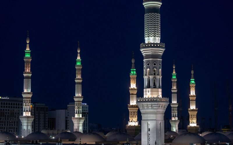 كم يبلغ طول مآذن المسجد النبوي؟