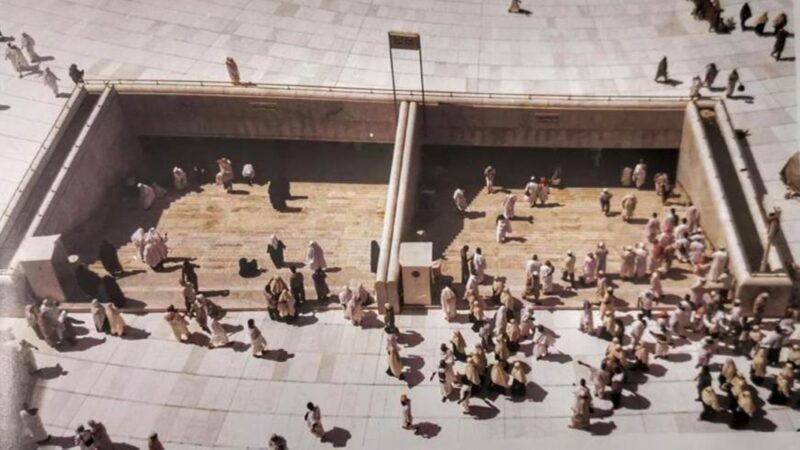 أين تقع بئر زمزم؟
