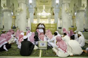 متى أُسست كلية الحرم المكي الشريف؟