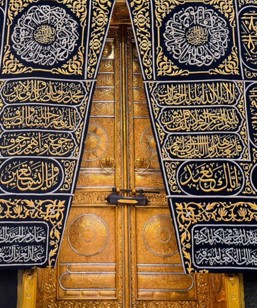 ما هي الآيات القرآنية المكتوبة على باب الكعبة المشرفة؟