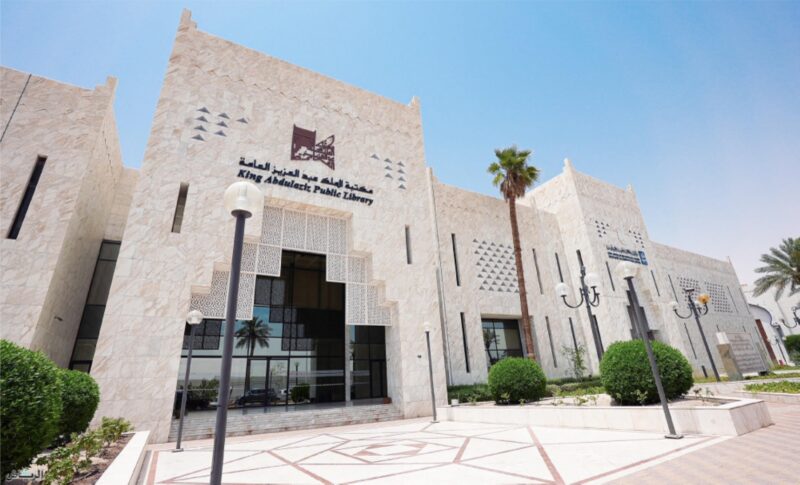 ما الخدمات التي تقدمها مكتبة الملك عبدالعزيز العامة؟