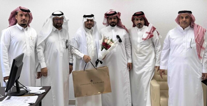 منسوبو وطلاب مدرسة عبدالرحمن الناصر الابتدائية بتعليم ” مكة ” يحتفلون بمديرهم الأستاذ فهد المالكي بمناسبة يوم المديرالعالمي 2025م.