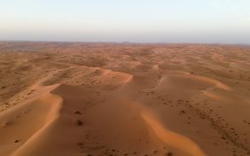 هل تتصل صحراء النفود الكبير بصحراء الربع الخالي؟