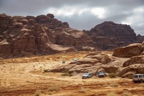 جبل علقان: أبرز الأنشطة السياحية الشتوية في تبوك ونيوم