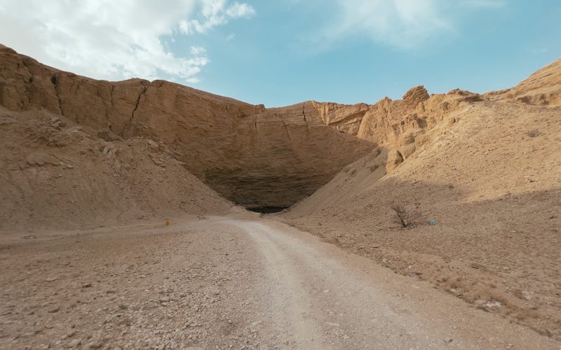 استكشاف كهف عين هيت: تجربة لا تُنسى
