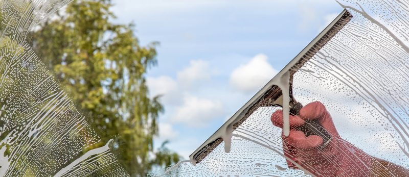تنظيف الزجاج: للحصول على زجاج نظيف ولامع
