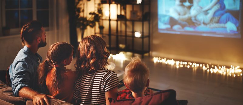 أحدث التقنيات في تصميم غرفة سينما منزلية عصرية