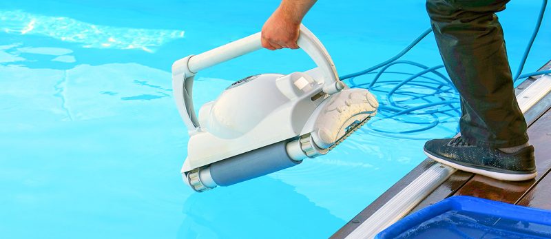 تنظيف المسابح وتقليل التبخر: استمتع بمسبحك لفترة أطول