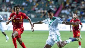 توقعات الخبراء: من سيفوز في مباراة الباطن والأهلي بكأس الملك؟