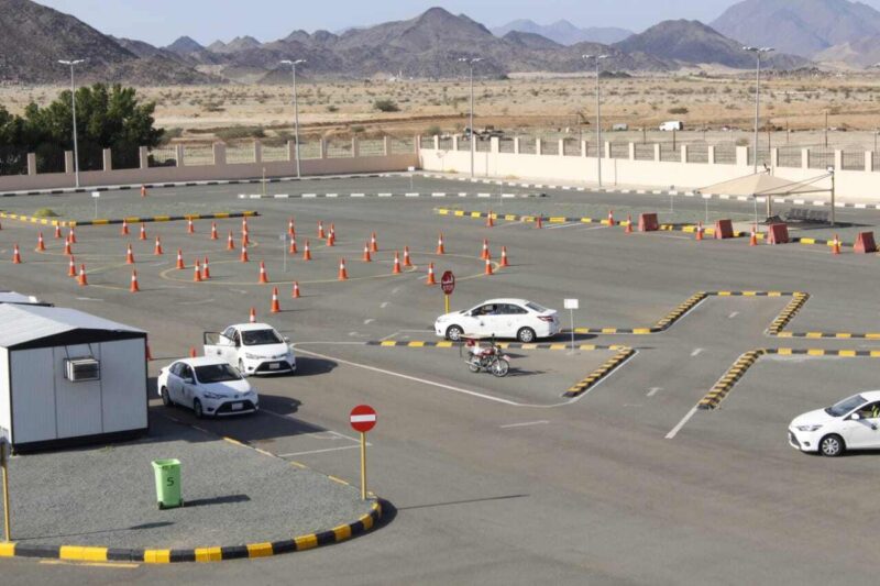 مدرسة تعليم قيادة السيارات بالرياض