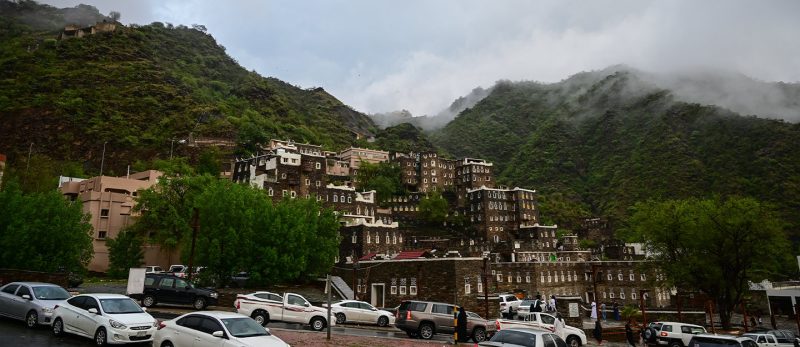 رجال ألمع: مغامرة لا تُنسى في عالم السياحة السعودية