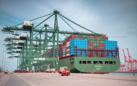 ميناء الملك عبدالعزيز: دوره الحيوي في دعم الصناعات المحلية