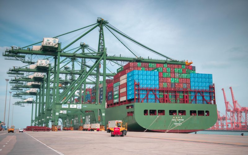 ميناء الملك عبدالعزيز: دوره الحيوي في دعم الصناعات المحلية