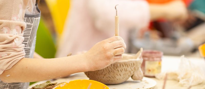 ورشة النحات الصغير: فعاليات مبتكرة لتعزيز التراث في نجران