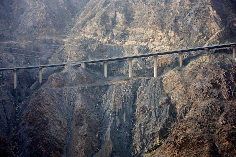 كيف ساهمت طرق العقبات في السعودية في ربط المناطق؟