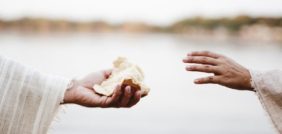 أسرار تفسير الأحلام: ماذا يعني إعطاء الميت الطعام واللباس؟