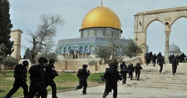 مستوطنون يقتحمون باحات المسجد الأقصى وقوات الاحتلال تعتقل 26 فلسطينيا من الضفة