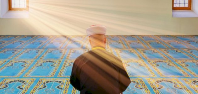 إمامة الناس في الصلاة في المنام: تفسير الأحلام وتحليل الرموز