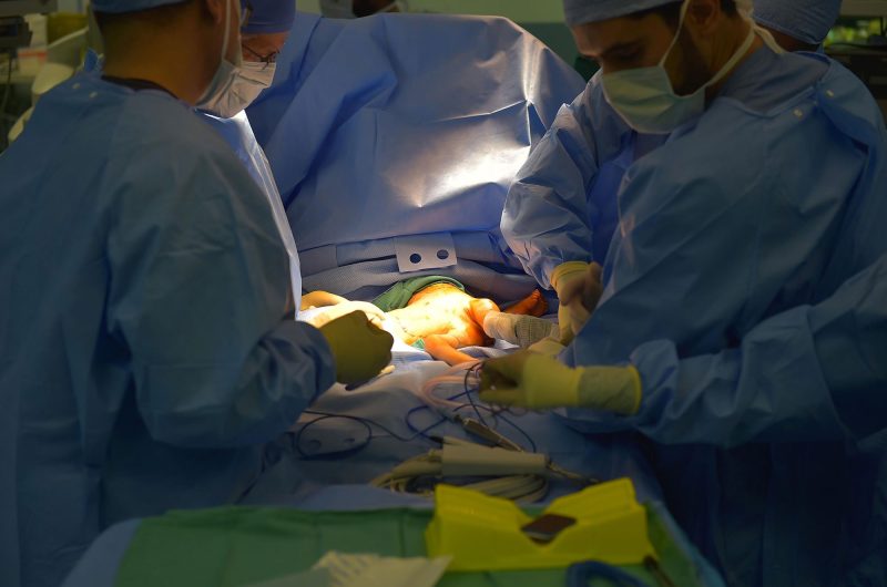 فصل التوائم السيامية: استثمار سعودي في صحة وإنسانية الأطفال