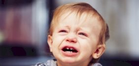 تفسير رؤية بكاء الطفل في المنام: علامات ودلالات مهمة