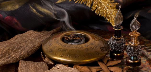 العود والبخور: دليلك لاختيار العطور الشرقية الفاخرة