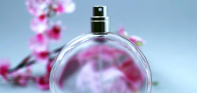 العطر في المنام: رمز للثناء، المال، أم تحذير؟