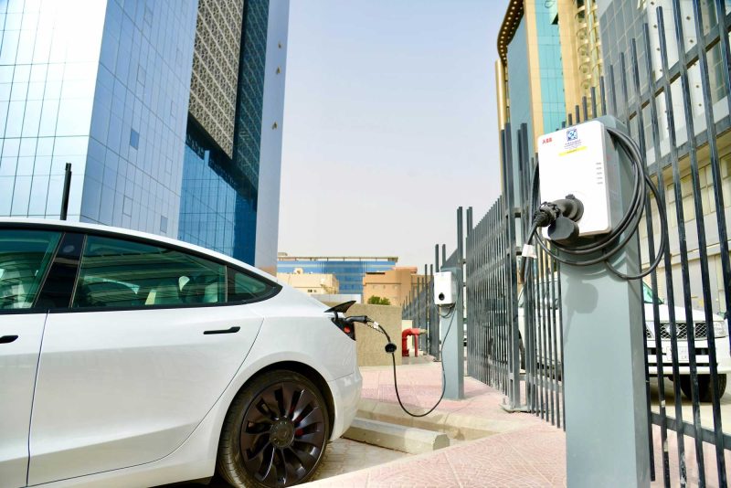السعودية وصناعة السيارات الكهربائية: التحديات والفرص