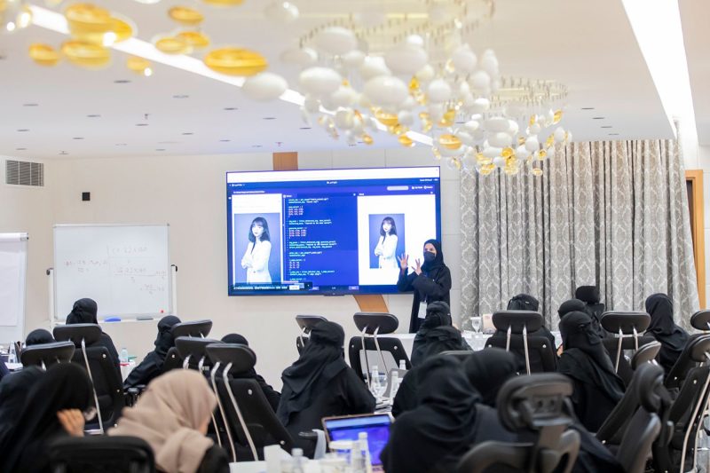 Elevate: برنامج طموح لتمكين المرأة في الذكاء الاصطناعي