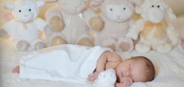 رؤية الطفل في المنام: دليل شامل في تفسير الأحلام