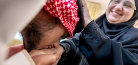 أسرار تفسير الأحلام: تقبيل يد الأم ودلالاتها النفسية