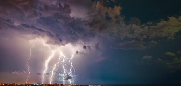 اكتشف تفسير الأحلام: ماذا يعني الرعد والبرق والمطر؟