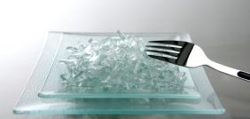 دليل تفسير الأحلام: رؤية أكل الزجاج وتفسيرها الصحيح