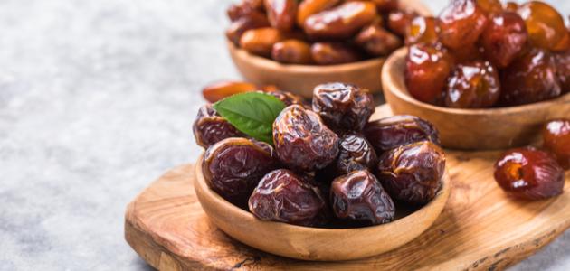 الرؤى والرموز: تفسير رؤية التمر في المنام للمطلقة