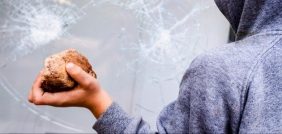 تفسير الأحلام: اكتشف المعاني الخفية لرؤية الضرب بالحجارة