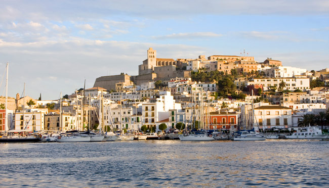 جمال طبيعي وتجارب لا تُنسى: إيبيزا الإسبانية الأفضل