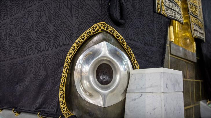 الحجر الأسود: دليلك الشامل لقصة هذا الحجر المقدس