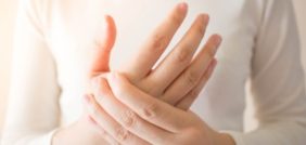 دليل تفسير الأحلام: ماذا تعني رؤية سقوط لحم اليد؟