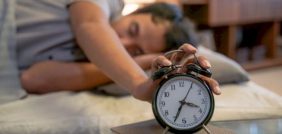 تفسير الأحلام: استكشاف معاني رؤية التعثر في الصلاة