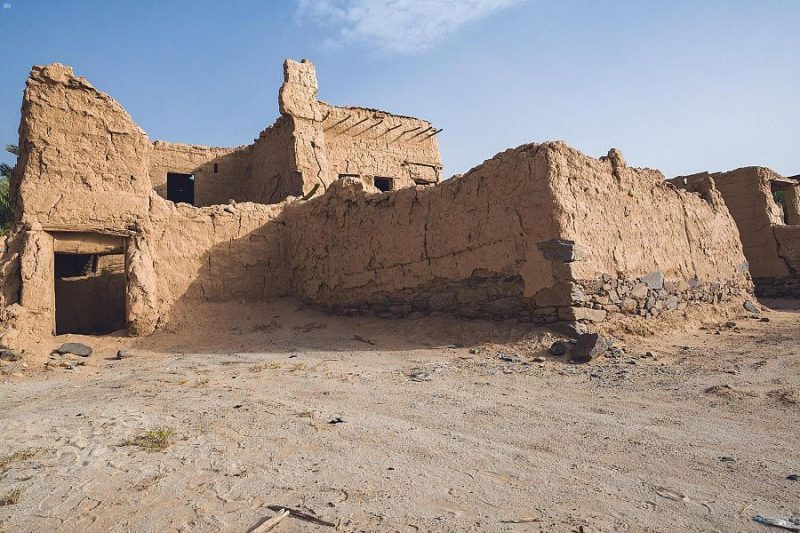 رحلة إلى قرية النقية: استكشاف التراث المعماري